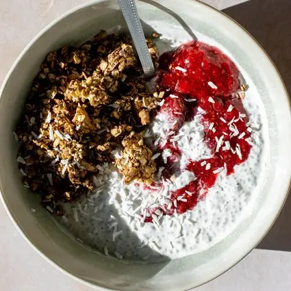 Pudding de chia au lait de coco, framboise et granola