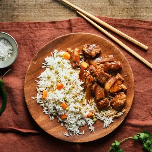 Porc au caramel, riz cuisiné