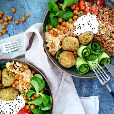 Bowl végétarien au quinoa, falafels et houmous