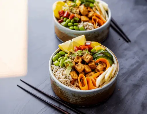 Poké bowl au tofu mariné 