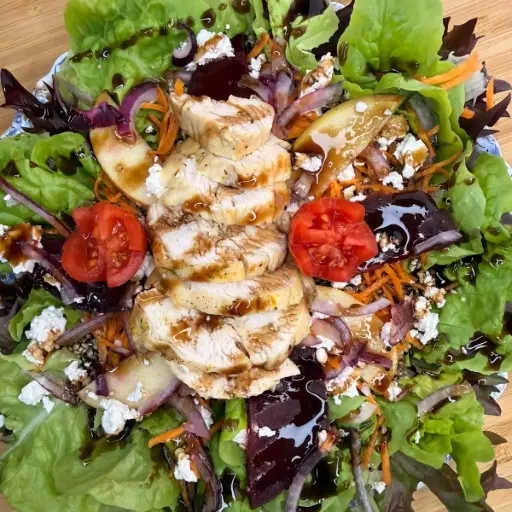 Salade quinoa, légumes et poulet